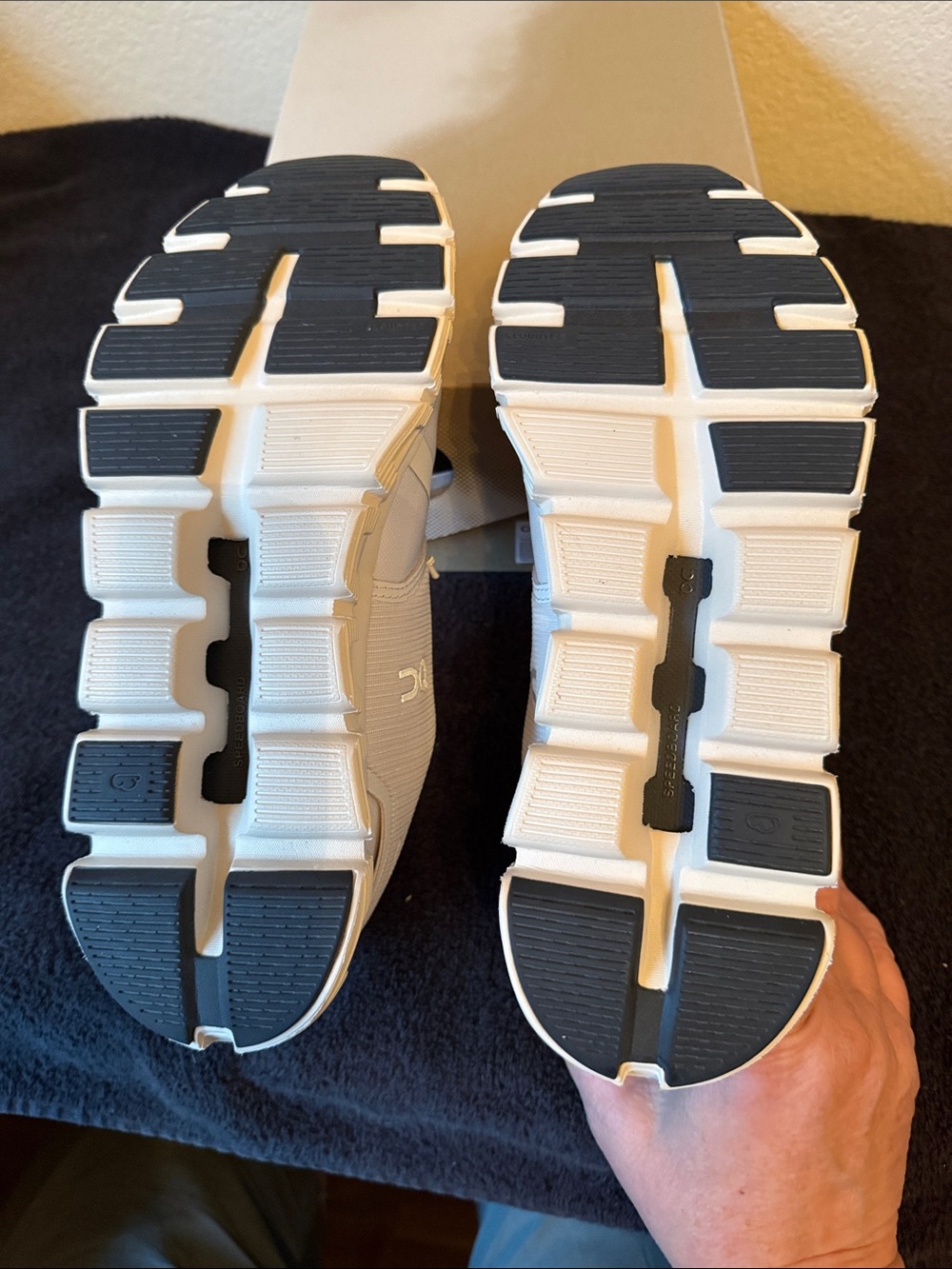 On Cloud 6 Women’s Waterproof Shoes - Picture 6 of 7